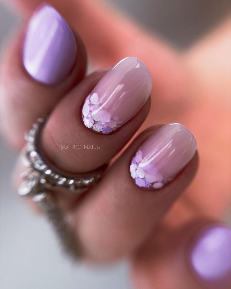 lavander nail ideas
light purple nails with design
