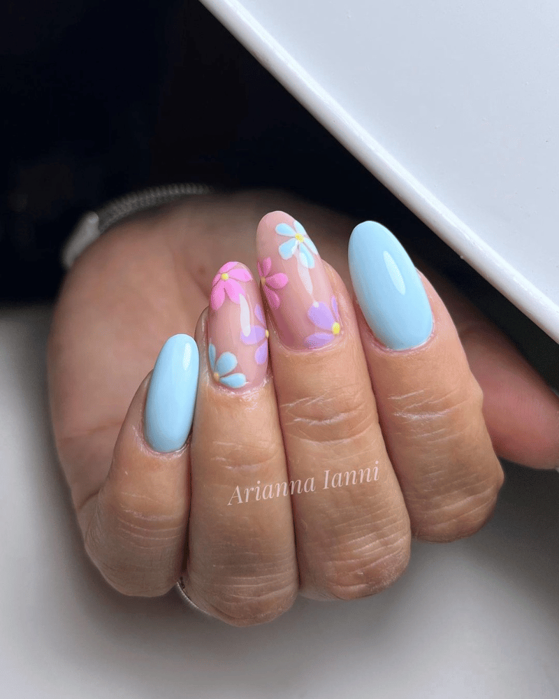 blue sky manicure with flowers