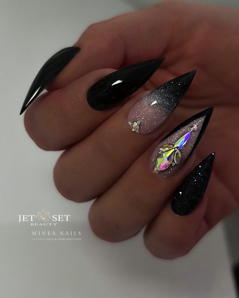 stiletto black nails 
black nails with dimond