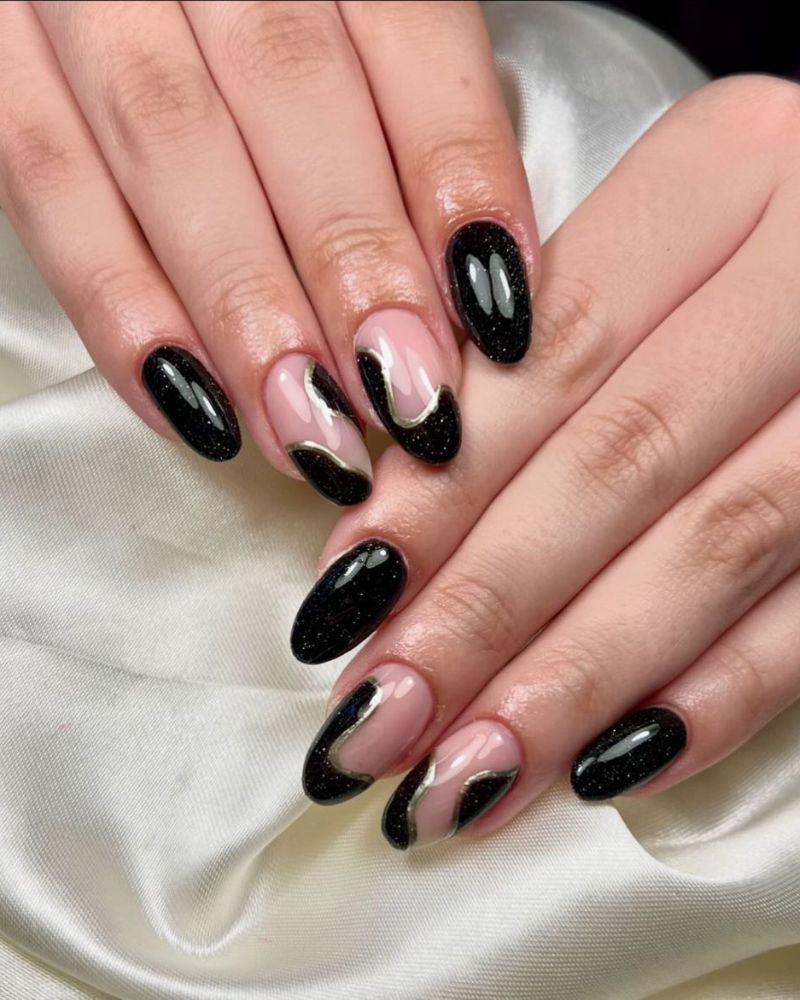 black nails with black tips
black nails with silver