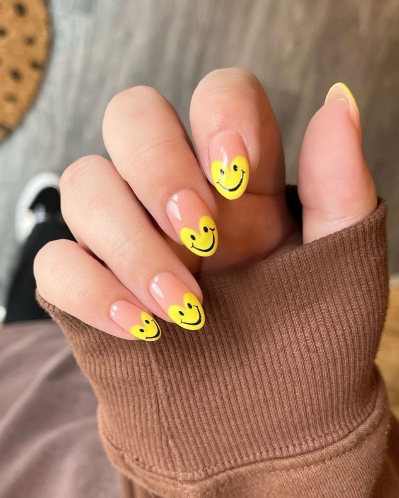 yellow nails desing