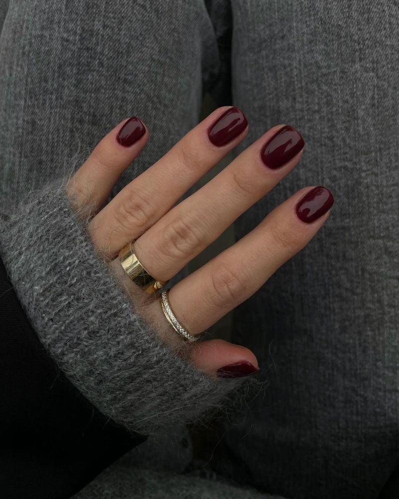 short nails, dark red nails