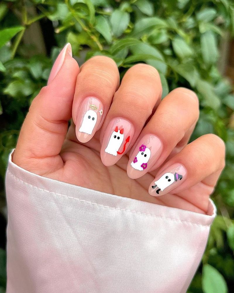 simple and cute halloween nail art with ghosts