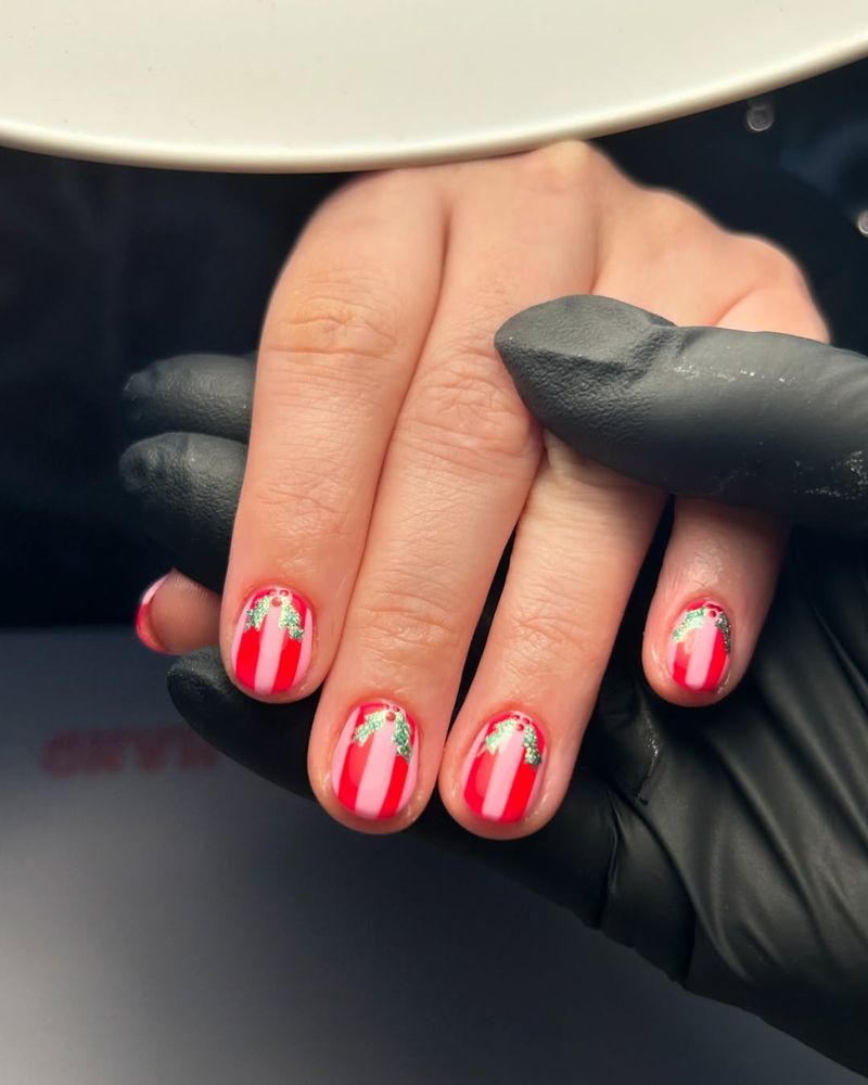 short christmas nails, red and pink christmas nails
