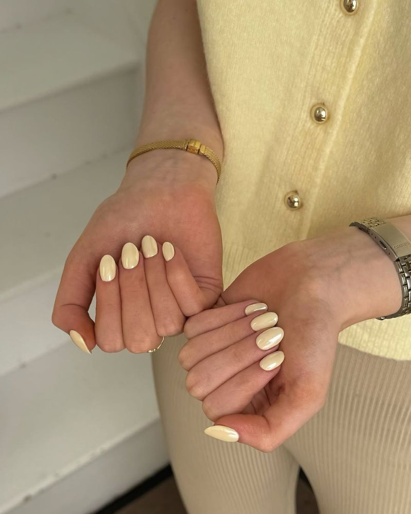 classy yellow nails, chrome yellow nails, short nails