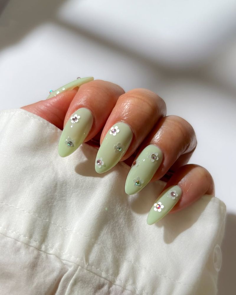 minty green nails, almond nails, spring nails