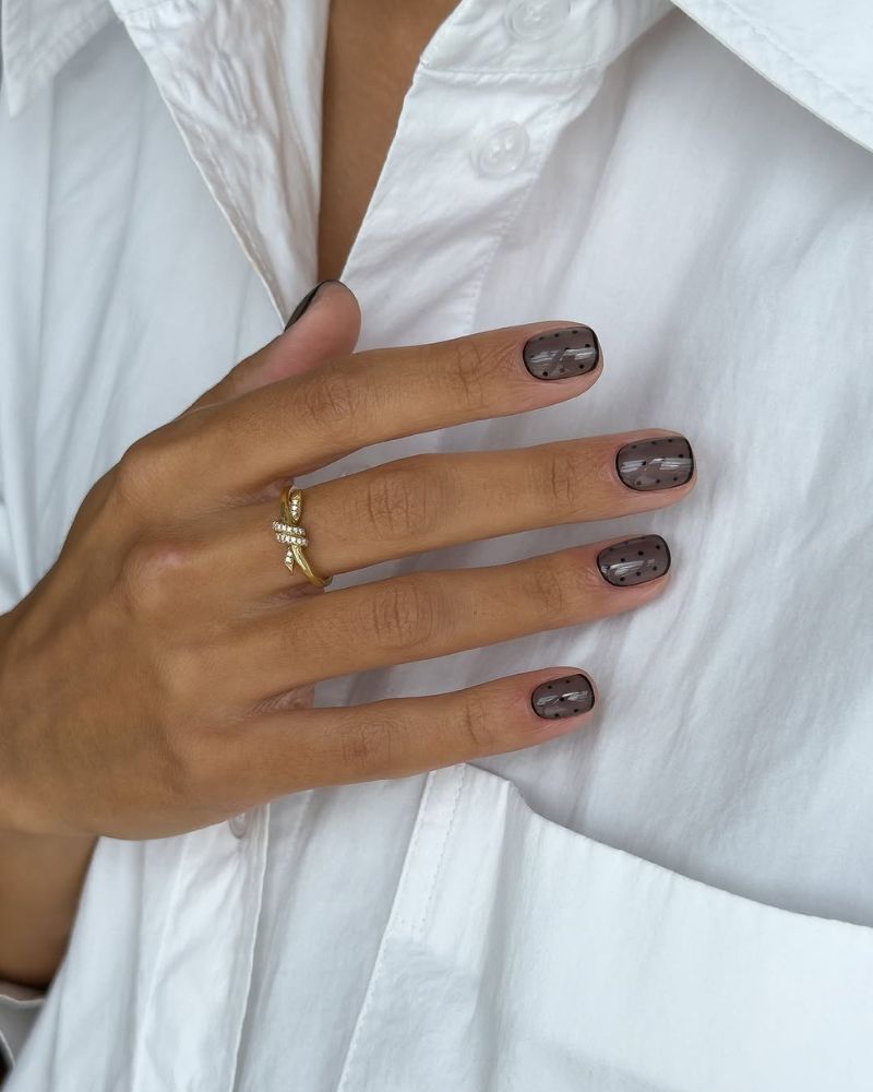 black short square nails with rounded corners