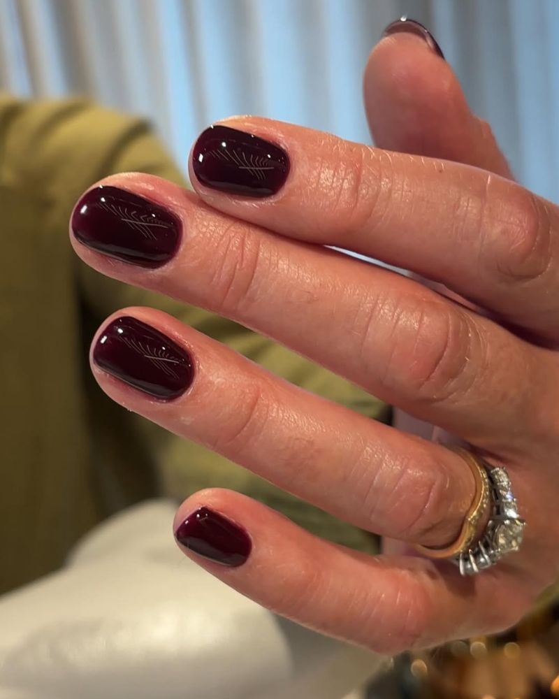 short and minimalistic plum nail design