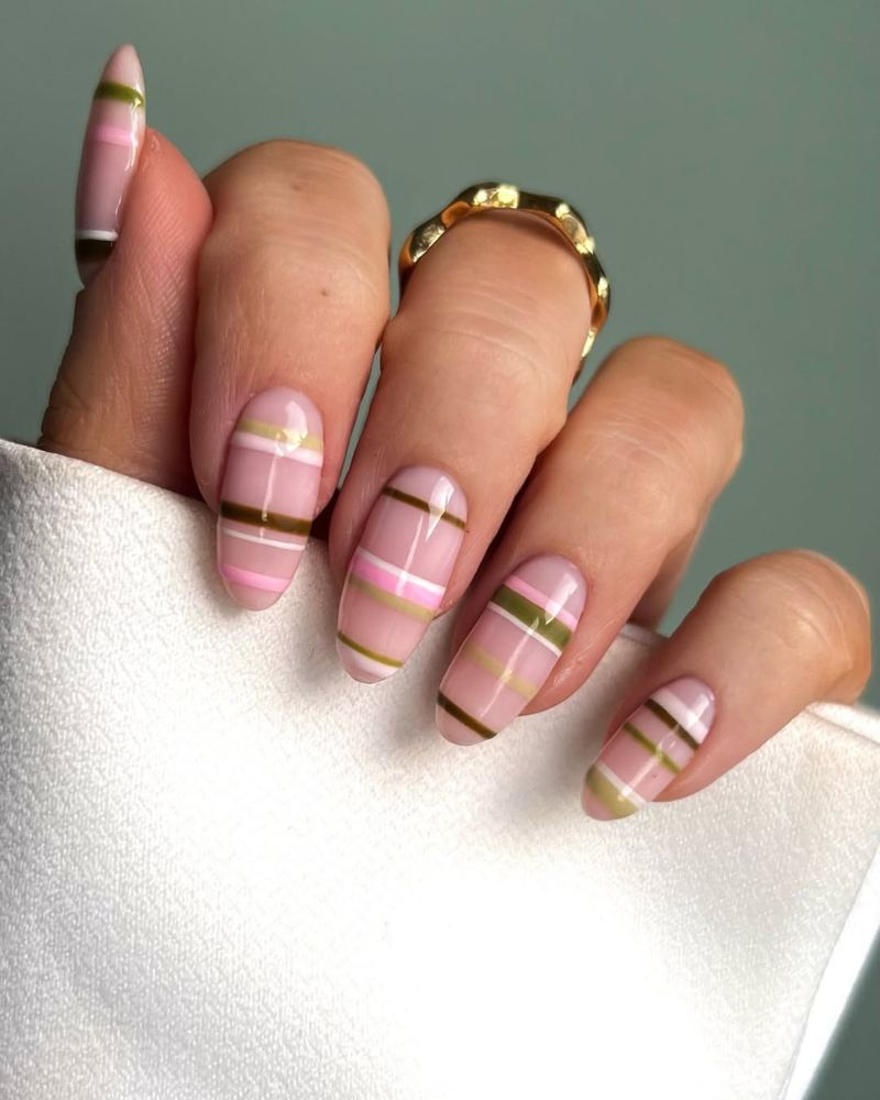 nude simple nails for summer with horizontal stripes