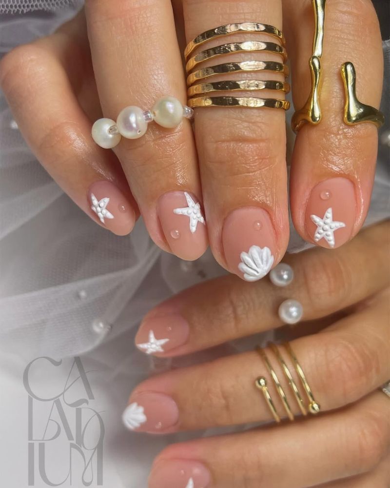 short nude nails with white seashells nail art design