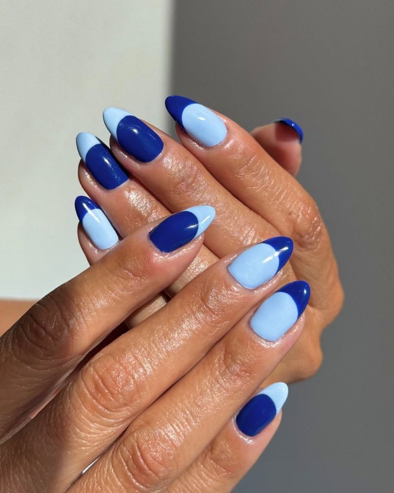 navy blue and baby blue nails for summer that look like te ocean