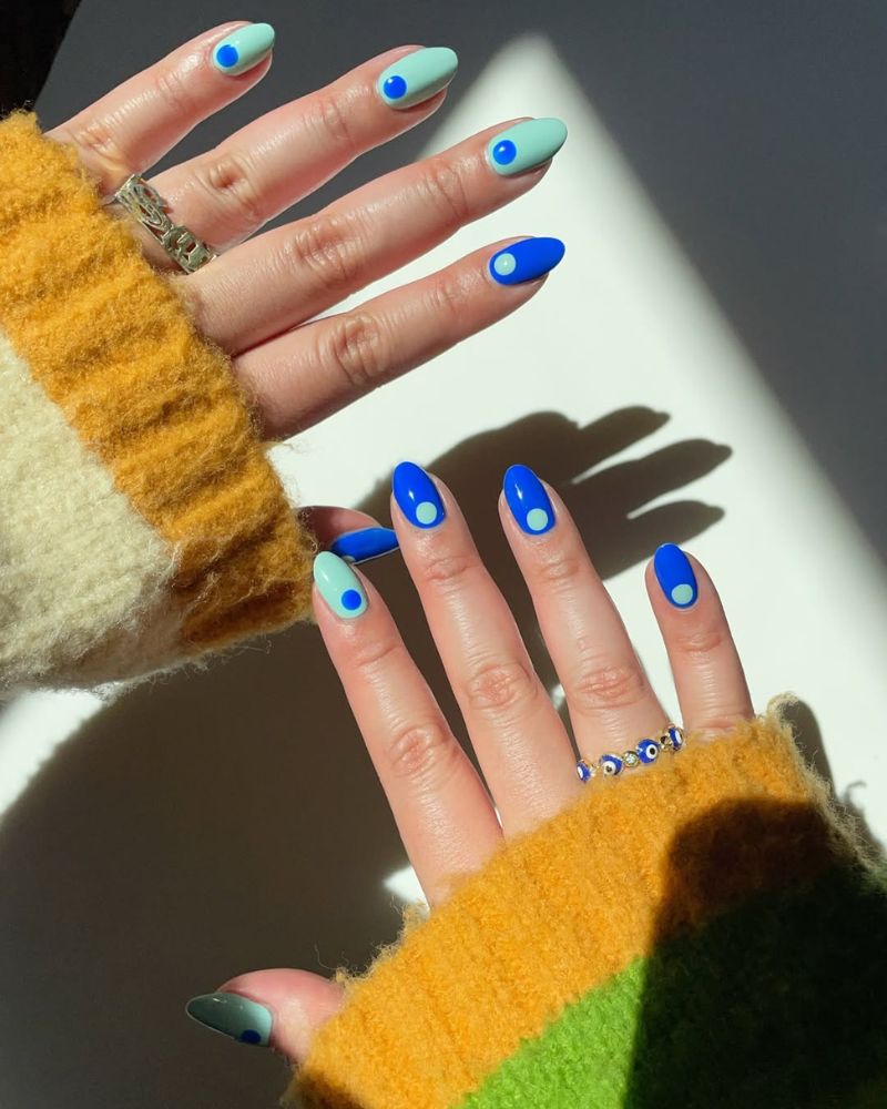 blue nails for summer manicure