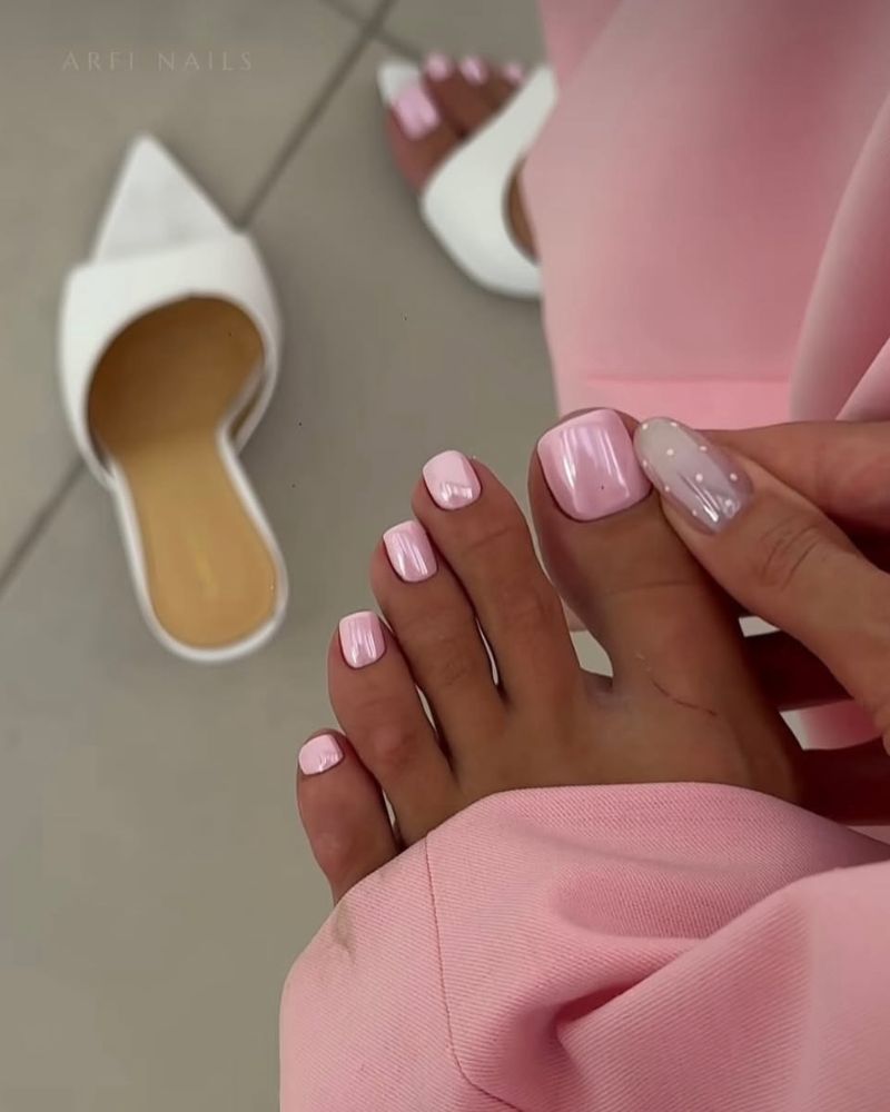 pink chrome toenails and polka dot fingernail design