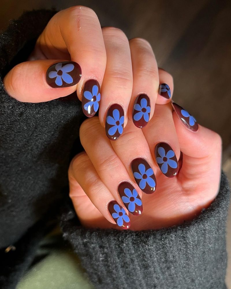 dark chocolate base short nails with periwinkle blue retro daisy